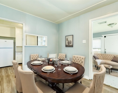 302 W 8th Street - Photo Thumbnail 5