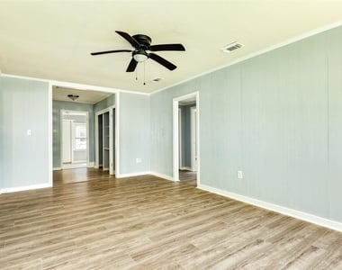 302 W 8th Street - Photo Thumbnail 4