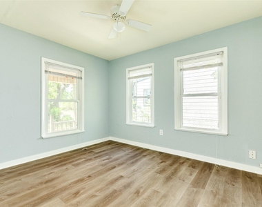 302 W 8th Street - Photo Thumbnail 11