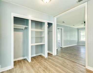 302 W 8th Street - Photo Thumbnail 7