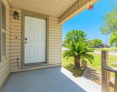 302 W 8th Street - Photo Thumbnail 20