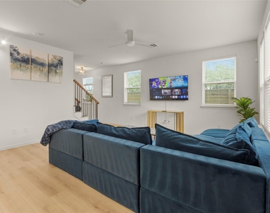 1266 Oakmont Bend Drive - Photo Thumbnail 3