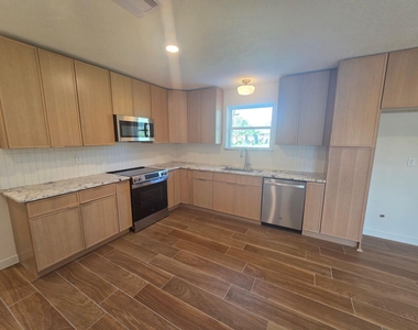 803 Coleman Street - Photo Thumbnail 4