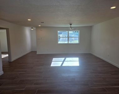 803 Coleman Street - Photo Thumbnail 2