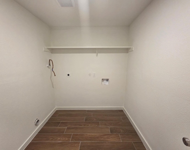 803 Coleman Street - Photo Thumbnail 6