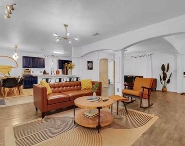 1124 E 13th Street - Photo Thumbnail 5