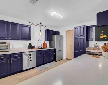 1124 E 13th Street - Photo Thumbnail 4