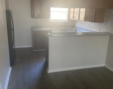 801 Forest Hollow - Photo Thumbnail 6