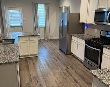 17607 Desmond Street - Photo Thumbnail 6