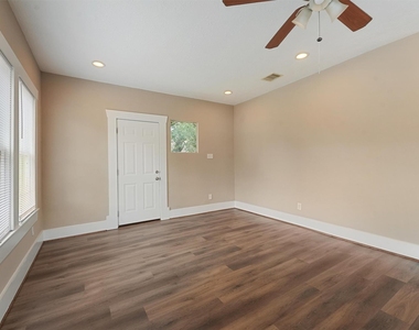 1107 Melbourne Street - Photo Thumbnail 12