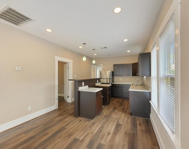 1107 Melbourne Street - Photo Thumbnail 5
