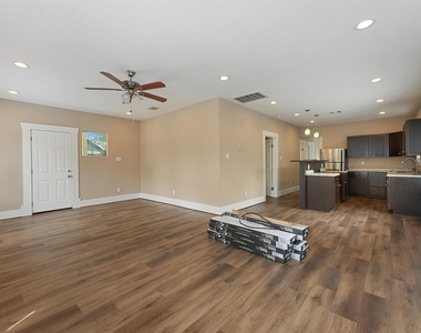 1107 Melbourne Street - Photo Thumbnail 4