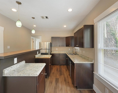 1107 Melbourne Street - Photo Thumbnail 6