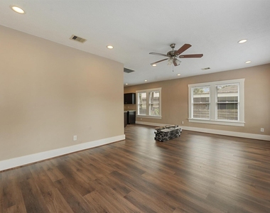 1107 Melbourne Street - Photo Thumbnail 3