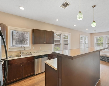 1107 Melbourne Street - Photo Thumbnail 7