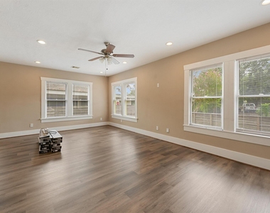 1107 Melbourne Street - Photo Thumbnail 2