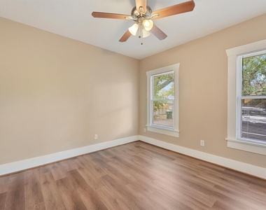 1107 Melbourne Street - Photo Thumbnail 9