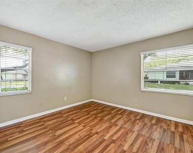 2833 Orange Tree Circle N - Photo Thumbnail 24
