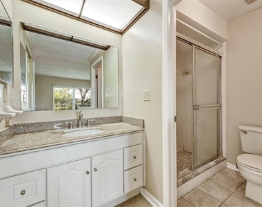 2833 Orange Tree Circle N - Photo Thumbnail 5