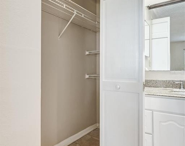 2833 Orange Tree Circle N - Photo Thumbnail 20