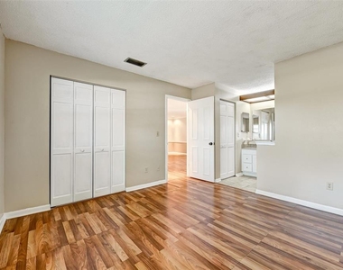 2833 Orange Tree Circle N - Photo Thumbnail 17