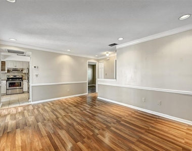2833 Orange Tree Circle N - Photo Thumbnail 14