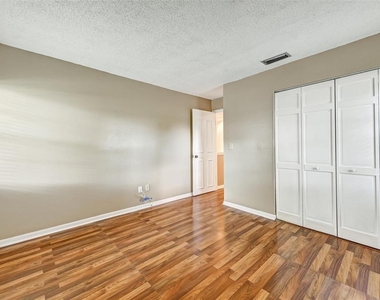 2833 Orange Tree Circle N - Photo Thumbnail 23