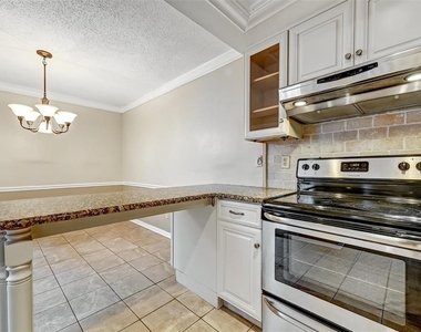 2833 Orange Tree Circle N - Photo Thumbnail 9