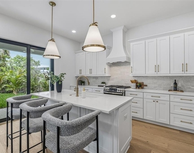 3010 S Esperanza Avenue - Photo Thumbnail 12