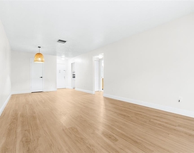 4606 W Gray Street - Photo Thumbnail 6