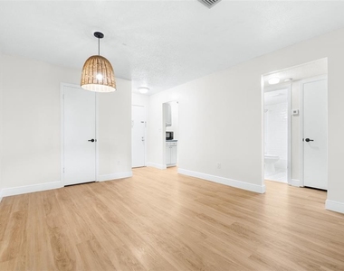 4606 W Gray Street - Photo Thumbnail 3