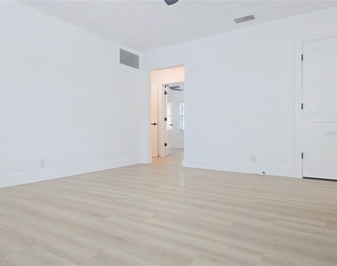 1035 15th Avenue S - Photo Thumbnail 9
