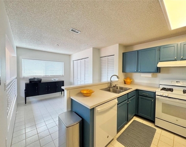 715 Magnolia Place - Photo Thumbnail 6