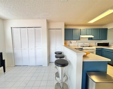 715 Magnolia Place - Photo Thumbnail 7