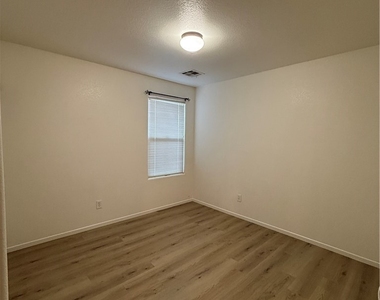 1358 Grass Creek Avenue - Photo Thumbnail 12