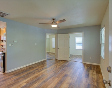 628 B Avenue - Photo Thumbnail 3