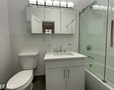 25 West 68th Street - Photo Thumbnail 3