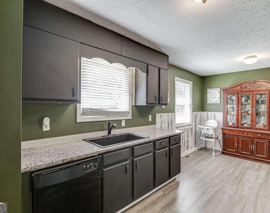 2193 Kings Forest Drive Se - Photo Thumbnail 2