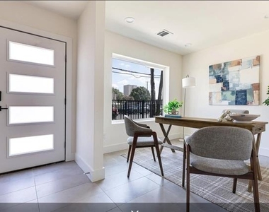 1902 N Carroll Avenue - Photo Thumbnail 9