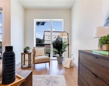 1902 N Carroll Avenue - Photo Thumbnail 12