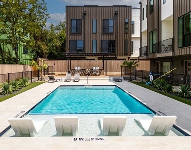 1902 N Carroll Avenue - Photo Thumbnail 1