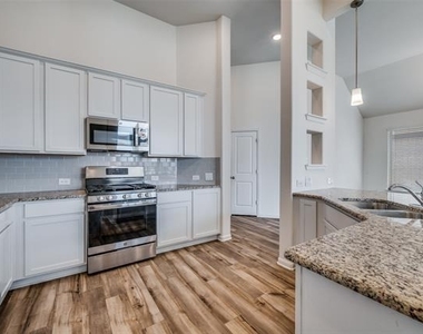 16309 Garden Drive - Photo Thumbnail 9