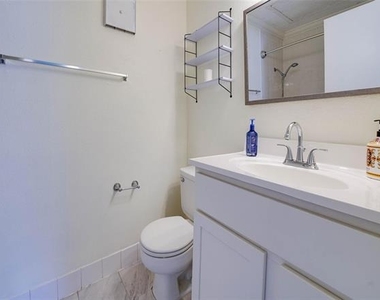 1700 Amelia Court - Photo Thumbnail 13