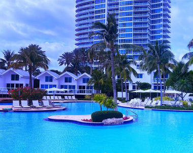 100 S Pointe Drive - Photo Thumbnail 18