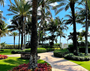 100 S Pointe Drive - Photo Thumbnail 17