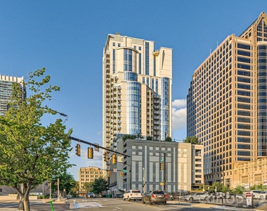 333 W Trade Street W - Photo Thumbnail 18