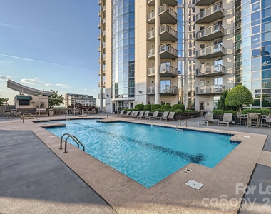 333 W Trade Street W - Photo Thumbnail 17