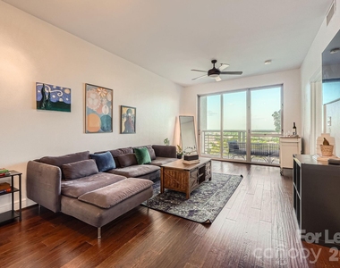 333 W Trade Street W - Photo Thumbnail 1