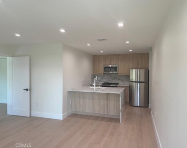 2846 Fairmount - Photo Thumbnail 4