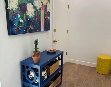 424 Stratford Court - Photo Thumbnail 2